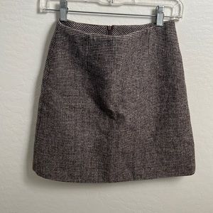 Elegant WIX high waisted mini skirt. Perfect for fall in size small.